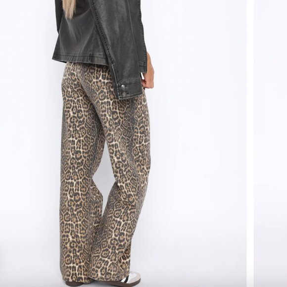White Fox Stella Low Rise Wide Leg Jeans in Leopard - Picture 7 of 7